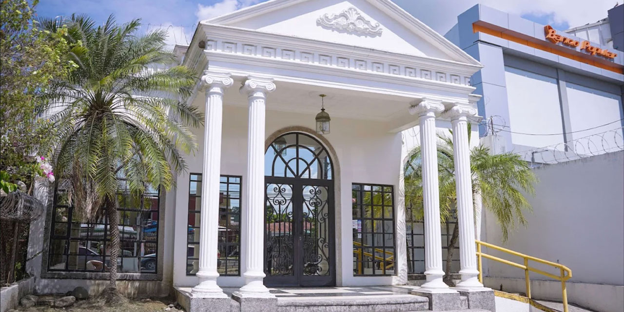 Chacón Dental Clinic exterior in Quepos, Costa Rica